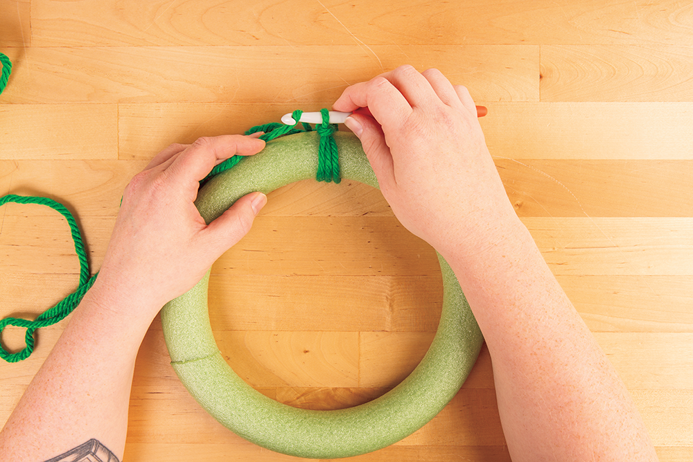 Covering a wreath form with yarn and crochet